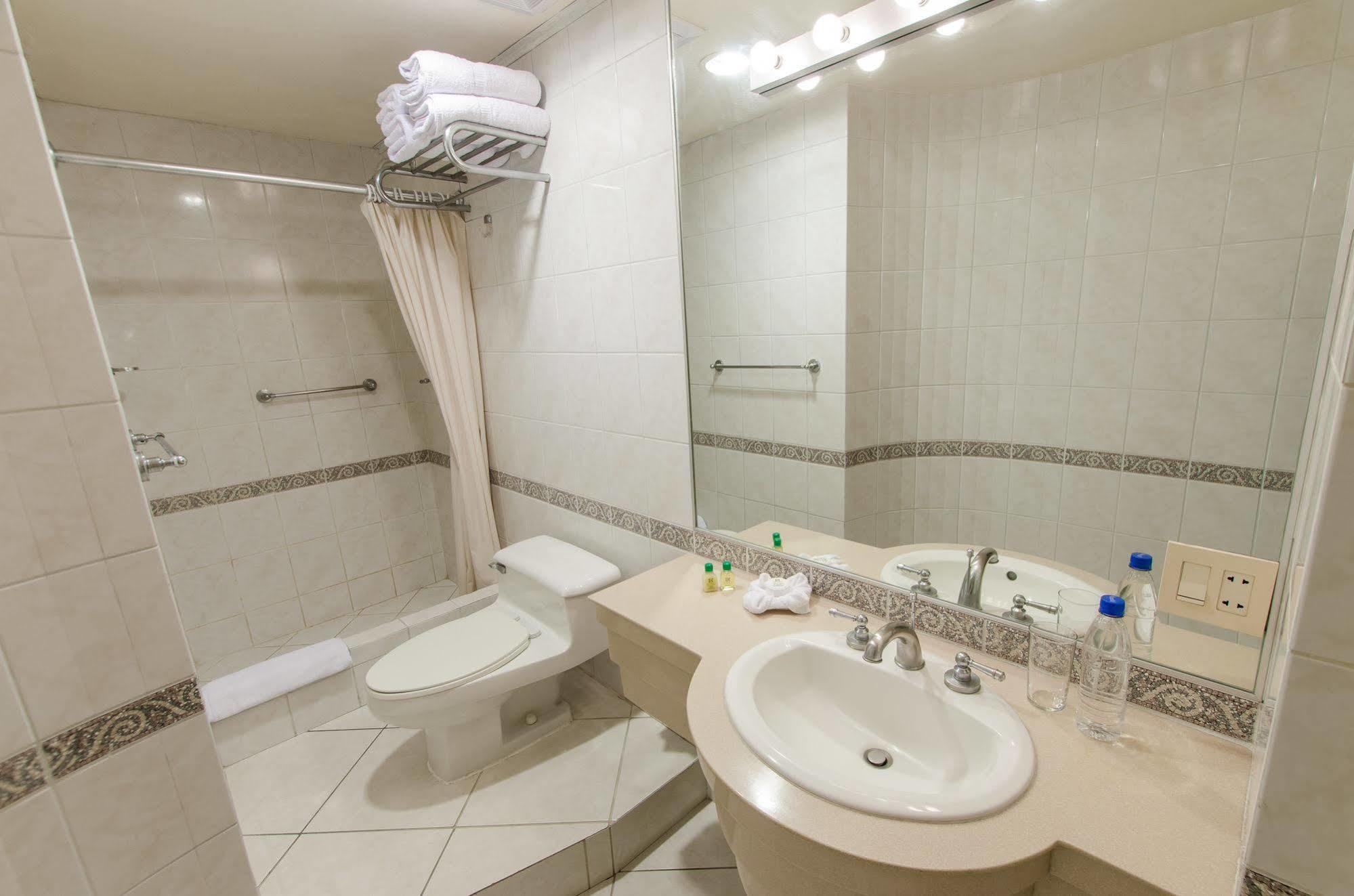 Apart Hotel Kennedy Guayaquil Esterno foto