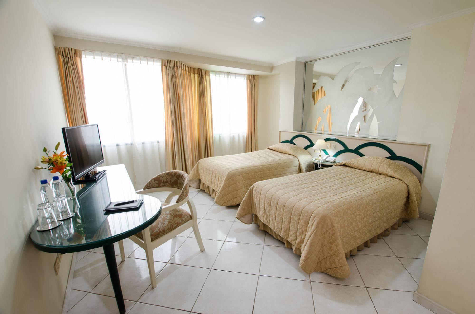 Apart Hotel Kennedy Guayaquil Esterno foto